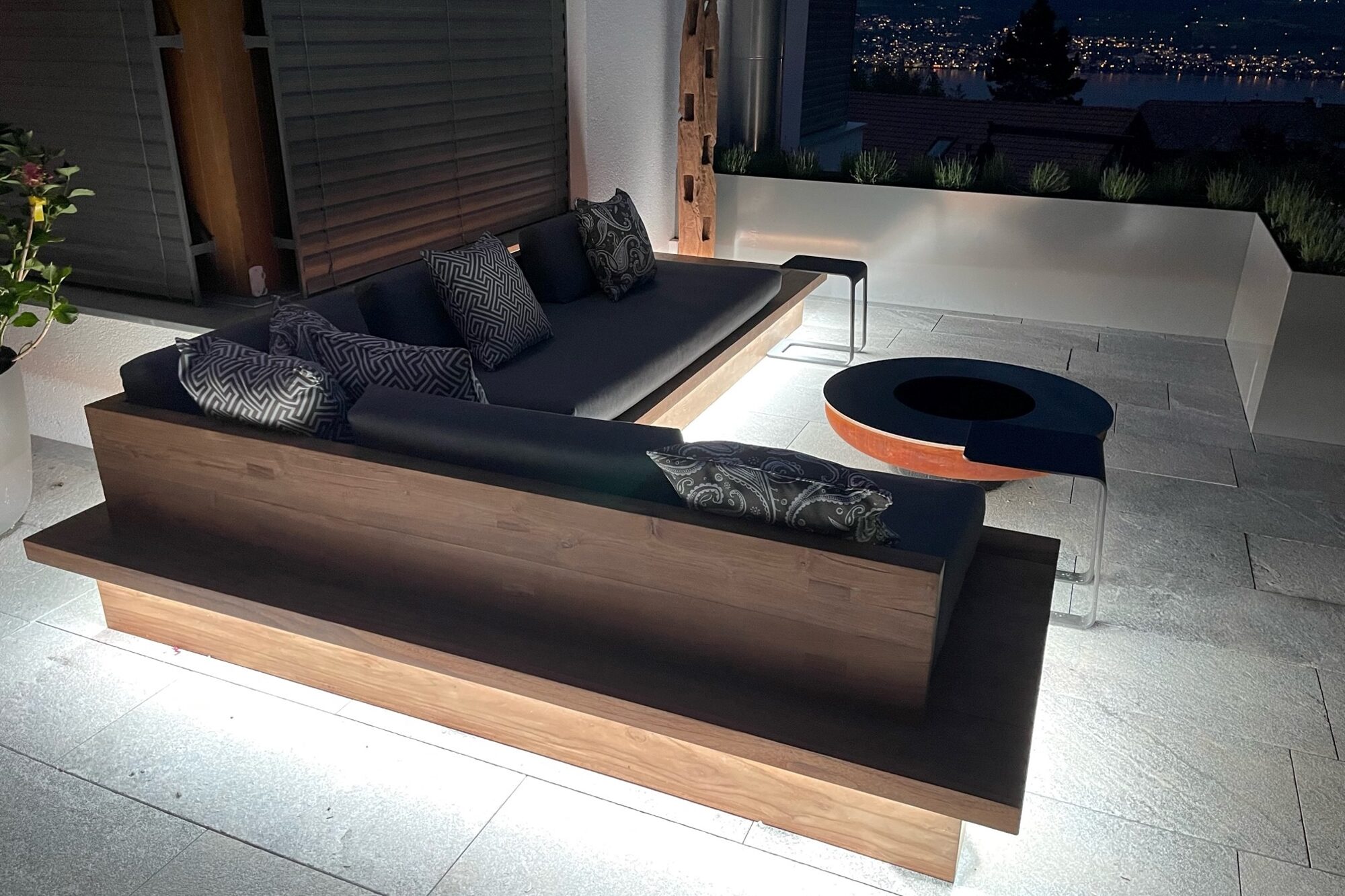 Massgefertigte Teak-Lounges aus hochwertigem Holz für Innen- und Aussenbereich