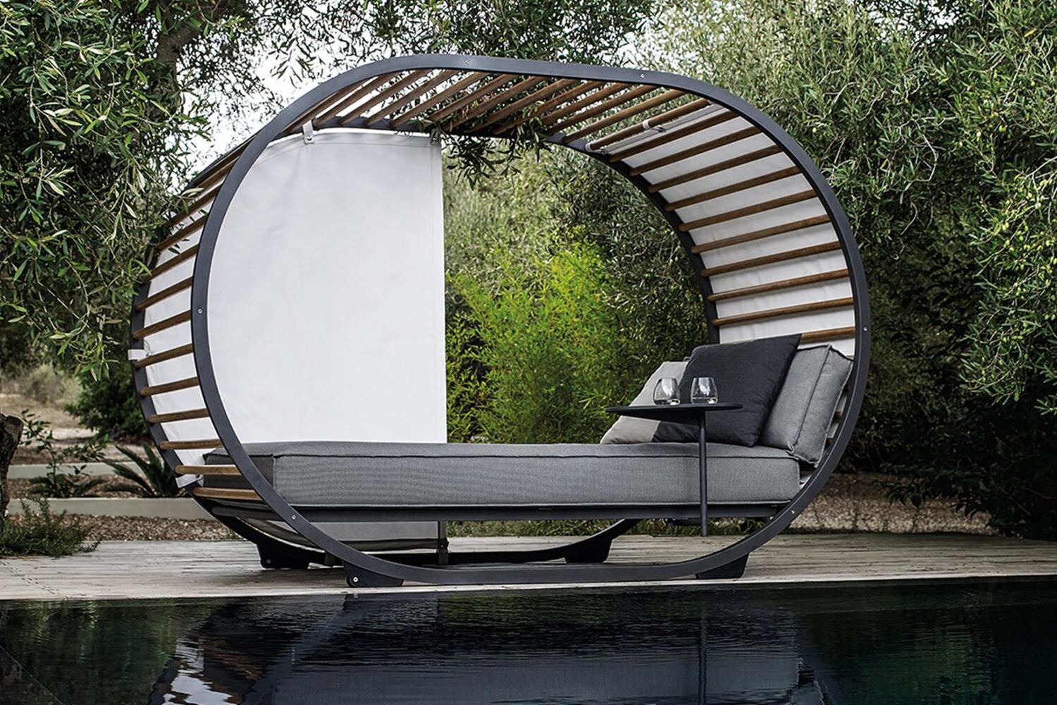 Gloster Cradle Daybed - luxuriöses Outdoor-Daybed für Ihre Terrasse oder Garten