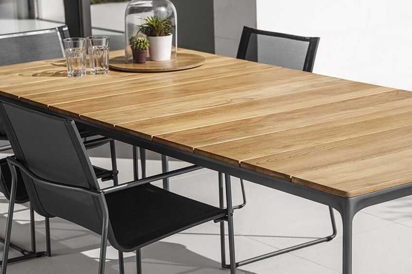 Gloster Carver Outdoor Tisch wetterfest und langlebig