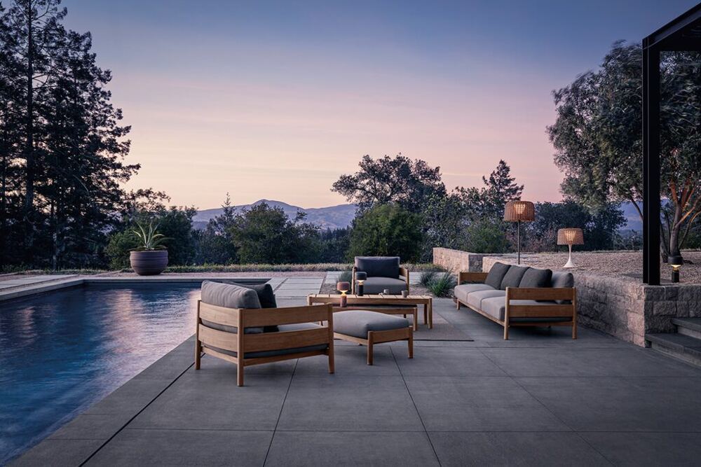 Haven Lounge von Gloster, komfortables Outdoor-Sofa mit wetterfesten Polstern