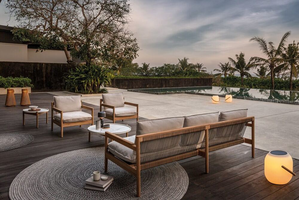 Saranac Lounge von Gloster, komfortables Outdoor-Sofa mit wetterfesten Kissen