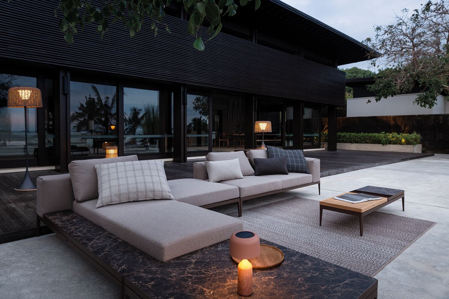 Grid Lounge von Gloster, modernes Outdoor-Sofa mit wetterfesten Polstern