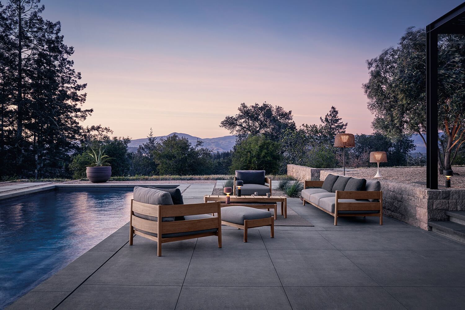 Haven Lounge von Gloster, komfortables Outdoor-Sofa mit wetterfesten Polstern